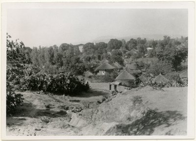 Äthiopisches Dorf mit runden, strohgedeckten Häusern, Axum, Äthiopien von Ugo Monneret de Villard