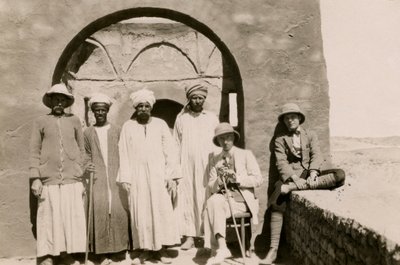 Vier Arbeiter, Architekt Ferdinando Reggiori und Archäologe Ugo Monneret de Villard im Kloster St. Simeon, Assuan, Ägypten, Foto von Ugo Monneret de Villard von Ugo Monneret de Villard