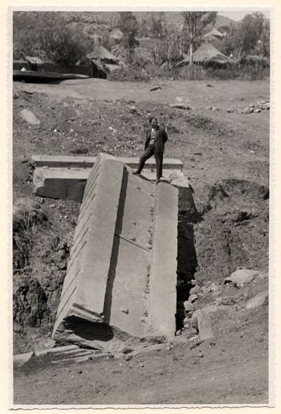 Fragment einer Stele, Axum, Äthiopien, Fotografie von Ugo Monneret de Villard von Ugo Monneret de Villard