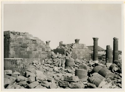 Großes Gehege, Blick auf Mauern und Säulen des Großen Tempels, Musawwarat es Sufra, Sudan, Fotografie von Ugo Monneret de Villard von Ugo Monneret de Villard