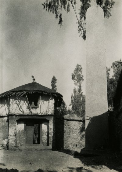 Haus neben Stele, Axum, Äthiopien, Fotografie von Ugo Monneret de Villard von Ugo Monneret de Villard
