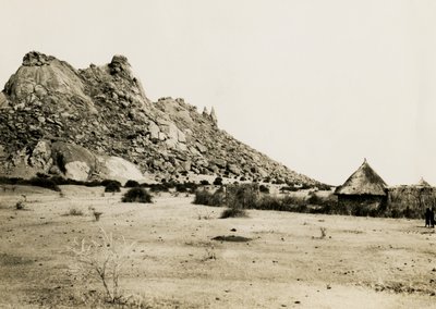 Hütten in der Nähe von Gebel Sagadi, Sudan, Fotografie von Ugo Monneret de Villard, ca. 1930 von Ugo Monneret de Villard