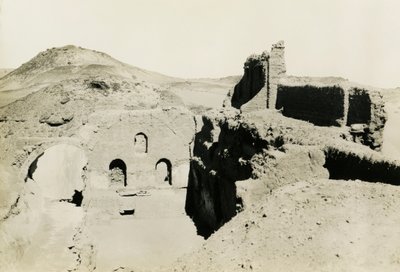 Innenraum der großen Festung (Qasr) des Klosters St. Simeon, Assuan, Ägypten von Ugo Monneret de Villard