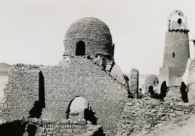 Minarett von al-Mashhad al-Bahari und Ruinen der Moschee, nahe Assuan, Ägypten, Fotografie von Ugo Monneret de Villard von Ugo Monneret de Villard