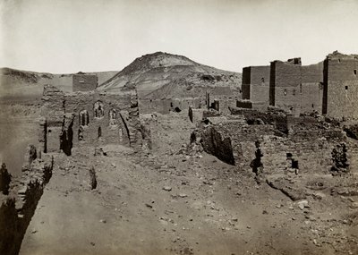 Kloster des Heiligen Simeon, gesehen von der terrassierten Fläche im Südwesten, Assuan, Ägypten, Fotografie von Ugo Monneret de Villard von Ugo Monneret de Villard