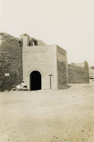 Kloster St. Simeon, Ansicht des Tores und des orientalischen Turms, Assuan, Ägypten, Fotografie von Ugo Monneret de Villard von Ugo Monneret de Villard