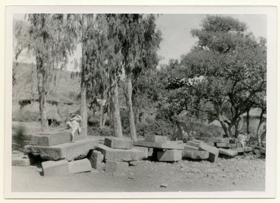Reste von Steinplattformen, auch bekannt als Königsthrone, Axum, Äthiopien, Fotografie von Ugo Monneret de Villard von Ugo Monneret de Villard