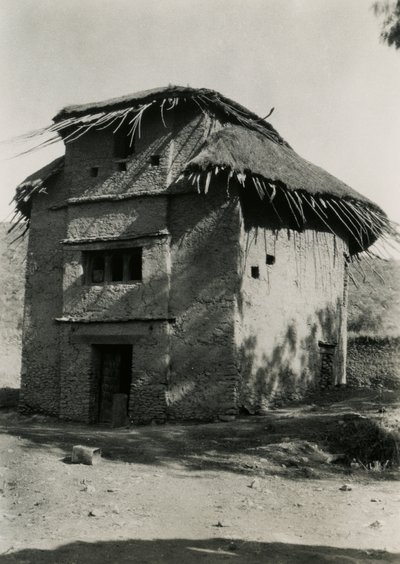 Quadratische Hütte mit Strohdach, Axum, Äthiopien, Fotografie von Ugo Monneret de Villard von Ugo Monneret de Villard