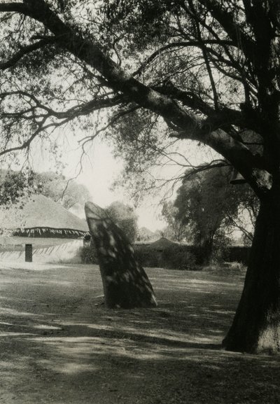 Stele in Axum, Äthiopien, Fotografie von Ugo Monneret de Villard, ca. 1937 von Ugo Monneret de Villard