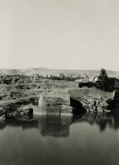 Tempelruinen auf der Insel Elephantine, mit Cleopatra-Bad im Vordergrund, Assuan, Ägypten von Ugo Monneret de Villard