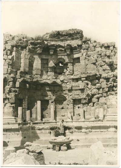 Das Nymphäum, griechisch-römische Stadt Gerasa (heute Jerash), Fotografie von Ugo Monneret de Villard, ca. 1930 von Ugo Monneret de Villard
