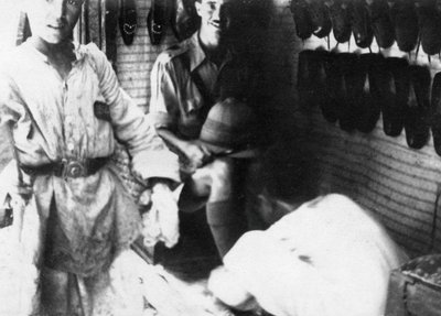 Ein britischer Offizier in einem Schuhgeschäft, Bagdad, Mesopotamien, Erster Weltkrieg, 1918 von Unbekannt