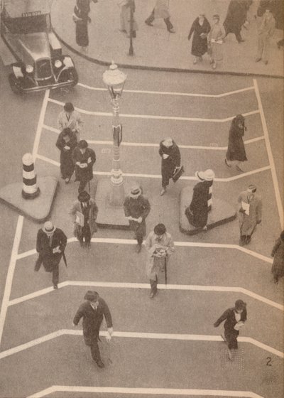 Eine Sicherheitsgasse gegenüber dem Charing Cross Bahnhof, um 1934, 1935 von Unbekannt