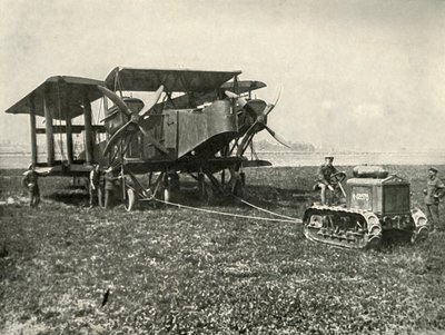 Ein kleiner Motortraktor bringt eine riesige R.A.F. Bombenmaschine in Position..., 1919 von Unbekannt