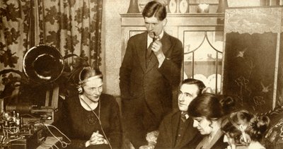 Eine Familie hört die Ergebnisse der Parlamentswahl von 1923 von Unbekannt