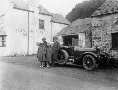 Eine Familie neben ihrem Auto, Gorphwysfa Hotel, Nordwales, 1920er-1930er Jahre von Unbekannt