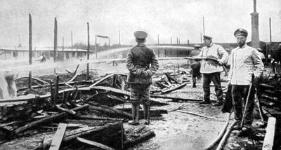 Ein durch Feuer beschädigtes Gefangenenlager in Deutschland, Erster Weltkrieg, 1915 von Unbekannt