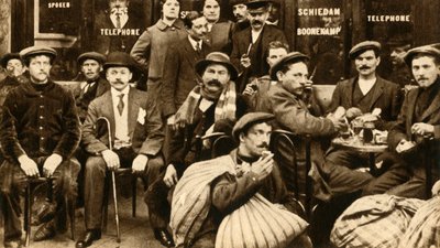 Eine Gruppe von Flüchtlingsfeldarbeitern in einem Café in Paris, Erster Weltkrieg, 1914-1918 von Unbekannt