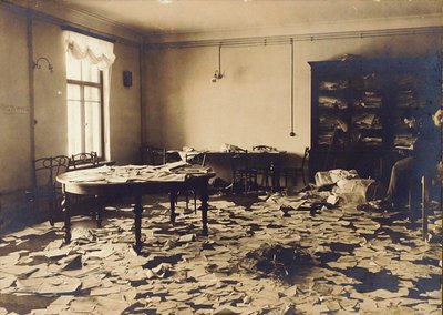 Ein Raum nach einer Durchsuchung, Russland, frühes 20. Jahrhundert von Unbekannt