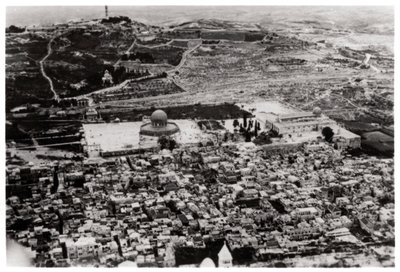 Luftaufnahme der Omar-Moschee, Jerusalem, Palästina, von einem Zeppelin, 1931-1933 von Unbekannt