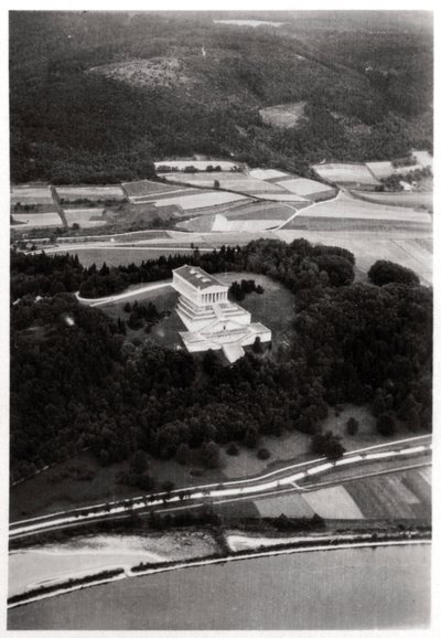 Luftaufnahme des Walhalla-Tempels, nahe Regensburg, Deutschland, aus einem Zeppelin, um 1931-1933 von Unbekannt