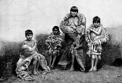 Alakaluf-Fuegianer, gekleidet in Guanako-Felle, Chile von Unbekannt