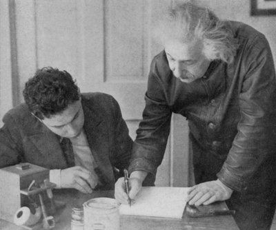 Albert Einstein, deutsch-schweizerisch-amerikanischer Mathematiker und Physiker, mit einem Studenten von Unbekannt