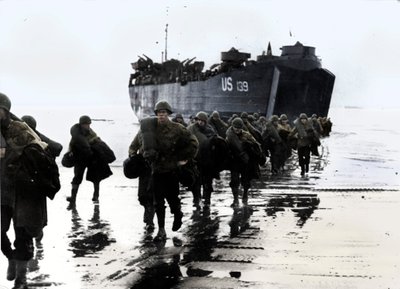 Amerikanische Truppen landen am Strand der Normandie, 1944 von Unbekannt