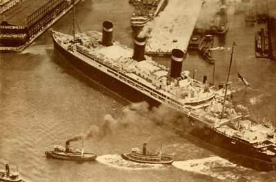 Ein Luftbild der Leviathan, die von kleinen Schleppern in ihr Dock in New York geschleppt wird, um 1930 von Unbekannt