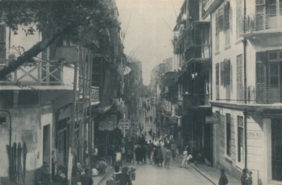 Balkonierte Gebäude einer belebten Handelsstraße, die von Osten nach Westen verläuft, um 1935 von Unbekannt