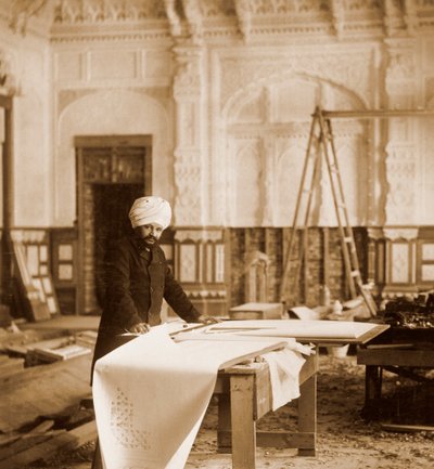 Bhai Ram Singh bei der Arbeit im Indian Room, Osborne House, Isle of Wight, 1892 von Unbekannt