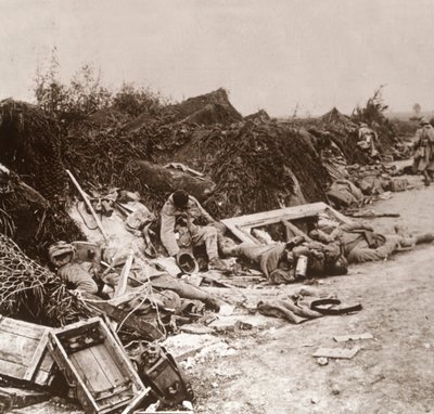 Leichen nach der Einnahme von Courcelles, Nordfrankreich, Juni 1918 von Unbekannt