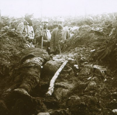 Leichen und Gefangene, Les Éparges, Nordfrankreich, 1915 von Unbekannt