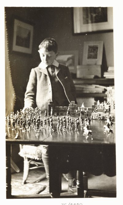 Junge spielt mit Zinnsoldaten, um 1912 von Unbekannt