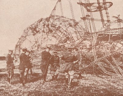 Britische Stabsoffiziere untersuchen das Wrack eines in England abgeschossenen Zeppelins, um 1917 von Unbekannt