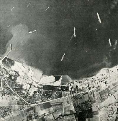 Britische Kriegsschiffe vor der Küste Maltas, Zweiter Weltkrieg, 1940-1942, 1944 von Unbekannt