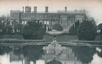 Schloss Ashby, Northants: Südseite, mit Brunnen, ca. 1915 von Unbekannt