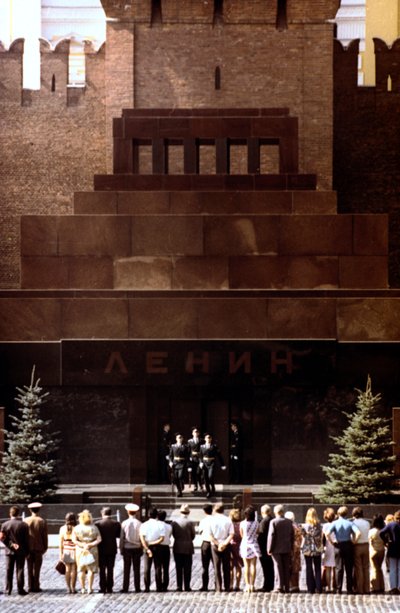 Wachablösung am Lenin-Mausoleum, Roter Platz, Moskau von Unbekannt