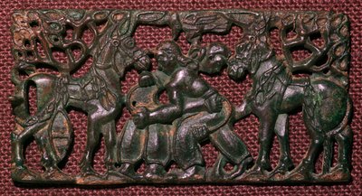 Chinesische Bronze-Geschirrplakette von ringenden Männern von Unbekannt