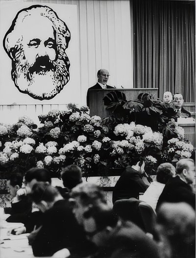 Der Vorsitzende des Staatsrates der Deutschen Demokratischen Republik Walter Ulbricht bei einer Tagung anlässlich des 150. Geburtstages von Karl Marx. Berliner Kongresshalle. 2. Mai 1968 von Unbekannt