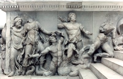 Detail vom Großen Fries des Pergamonaltars, 180-159 v. Chr. von Unbekannt