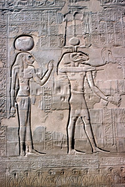 Detail eines Reliefs von Sekhmet und Knum, Tempel von Khnum, ptolemäische und römische Perioden von Unbekannt