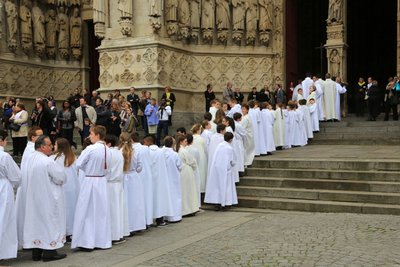 Einzugsprozession. Bischofsweihe. Kathedrale von Amiens, Amiens, Frankreich von Unbekannt