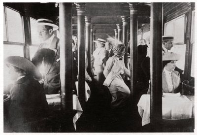 Filmgesellschaft an Bord des Zeppelins LZ13 Hansa, ca. 1912-1914, 1933 von Unbekannt