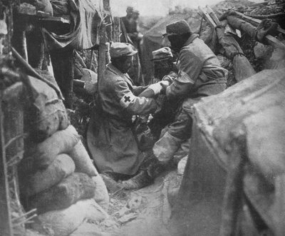 Erste Hilfe für einen Verwundeten in einem der französischen Schützengräben, 1915 von Unbekannt