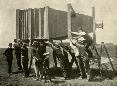 Fokussierung der gigantischen Kamera für die Arbeit, 1901 von Unbekannt