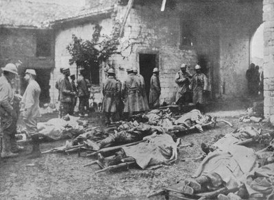 Französische Verwundete werden während eines Angriffs zu einem Bauernhof hinter den Linien gebracht, 1915 von Unbekannt
