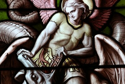 Genf, Genf, Schweiz, 5.7.2015 - Basilika Notre-Dame von Genf. Glasfenster. Engel kämpft gegen Satan als Drache. von Unbekannt