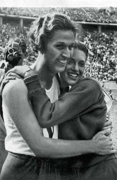 Helen Stephens und Alice Arden, amerikanische Athletinnen, Olympische Spiele Berlin, 1936 von Unbekannt