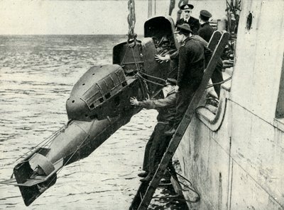 Hissen eines bemannten Torpedos an Bord eines Schiffes, Zweiter Weltkrieg, 1945 von Unbekannt